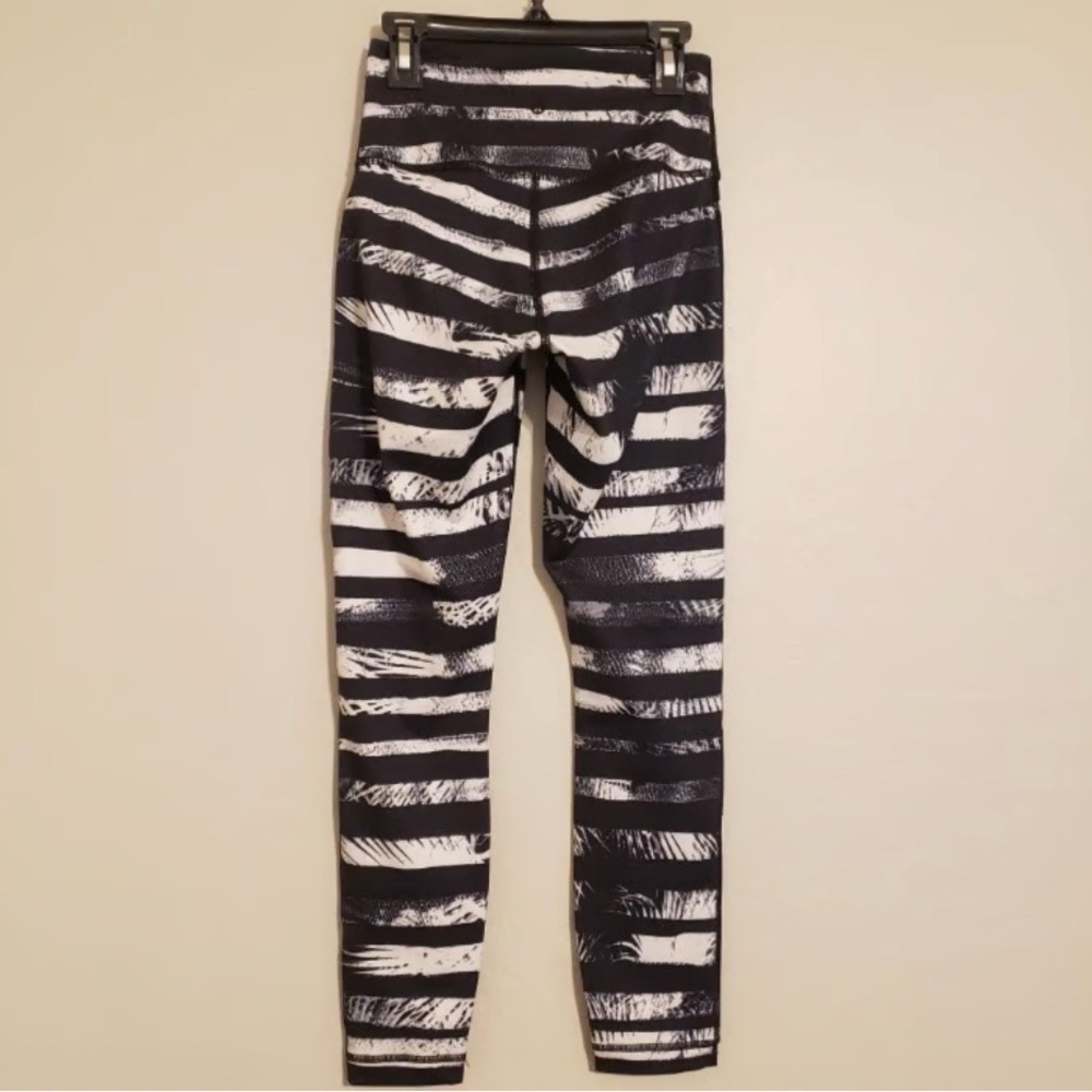 Lululemon Athletica Black and Wunder Under White Patterned Leggings Size 4